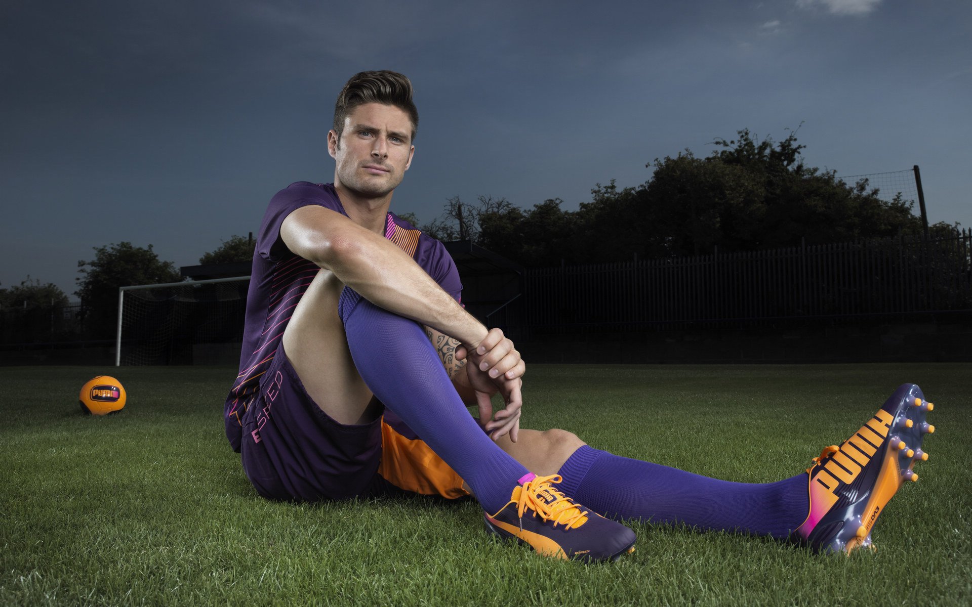 开云体育中国-勇士对阵快船，克莱·汤普森进攻端无人可挡，三分雨浇灭快船反击火焰